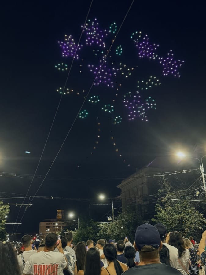Spectacol cu drone: „Republica Oamenilor Liberi” a luminat cerul nopții